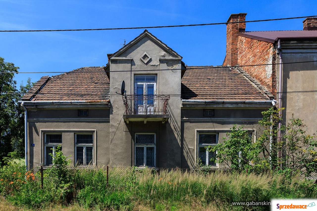 DOM Z TRZEMA ODRĘBNYMI LOKALAMI...