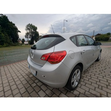 Opel Astra  Liftback 2012,  1.6 benzyna - Na sprzedaż za 24 900 zł - Biała - zdjęcie 7