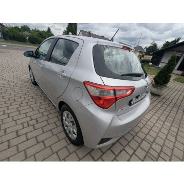 Toyota Yaris  Hatchback 2019,  1.5 benzyna, automat - Na sprzedaż za 54 300 zł - Biała - zdjęcie 7