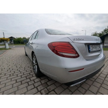 Mercedes - Benz E-klasa  Sedan/Limuzyna 2020,  2.0 diesel, automat - Na sprzedaż za 129 000 zł - Biała - zdjęcie 3