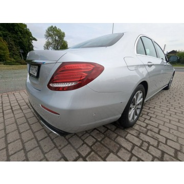 Mercedes - Benz E-klasa  Sedan/Limuzyna 2020,  2.0 diesel, automat - Na sprzedaż za 129 000 zł - Biała - zdjęcie 4