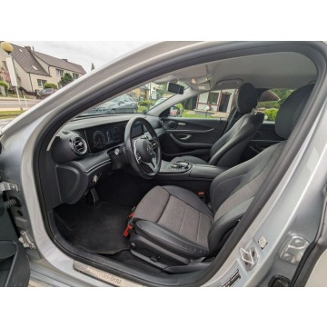 Mercedes - Benz E-klasa  Sedan/Limuzyna 2020,  2.0 diesel, automat - Na sprzedaż za 129 000 zł - Biała - zdjęcie 6