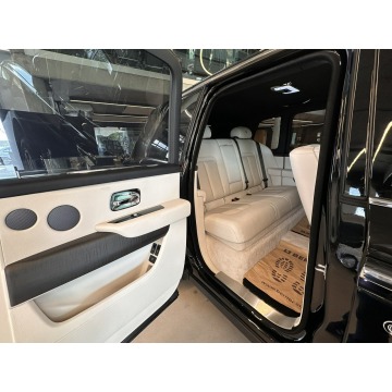 Rolls-Royce   SUV 2020,  6.8 benzyna, automat - Na sprzedaż za 1 783 500 zł - Baniocha - zdjęcie 9