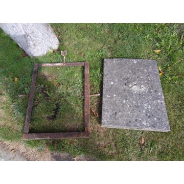 Właz betonowy cementowy dekiel pokrywa z metalową ramą i hakiem 74x55