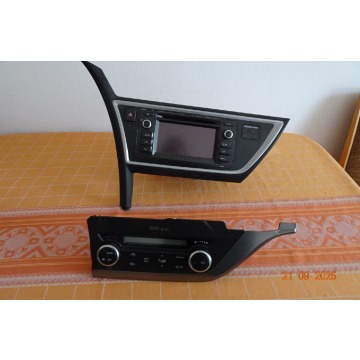 Zesataw radio, pamel sterowania klimy, maskownice Toyota Auris II