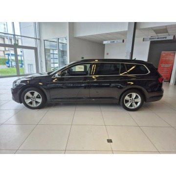 Volkswagen Passat 2022,  2.0 benzyna, automat - Na sprzedaż za 84 900 zł - Kraków - zdjęcie 4