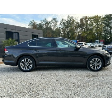 Volkswagen Passat  Sedan/Limuzyna 2018,  2.0 diesel, automat - Na sprzedaż za 67 800 zł - Pęcice - zdjęcie 9