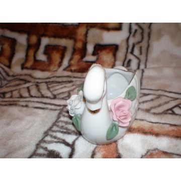 Sprzedam figurkę ceramiczną biały łabędź, stan dobry.
