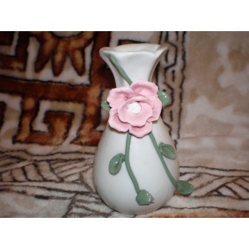 Sprzedam figurkę ceramiczną biały wazonik.