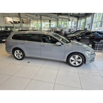 Volkswagen Passat 2022,  1.5 benzyna, automat - Na sprzedaż za 77 900 zł - Kraków - zdjęcie 2