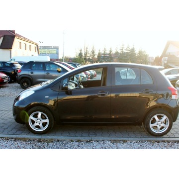 Toyota Yaris  Hatchback 2011,  1.3 benzyna - Na sprzedaż za 17 000 zł - Warszawa - zdjęcie 3