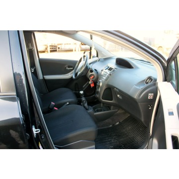 Toyota Yaris  Hatchback 2011,  1.3 benzyna - Na sprzedaż za 17 000 zł - Warszawa - zdjęcie 9
