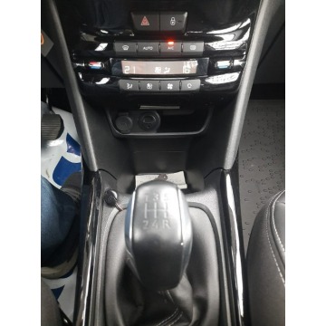 Peugeot 2008  SUV 2018,  1.2 benzyna - Na sprzedaż za 38 700 zł - Mysłowice - zdjęcie 11