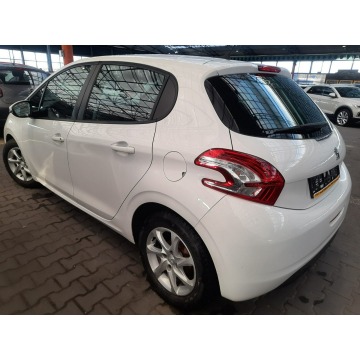 Peugeot 208  Hatchback 2014,  1.2 benzyna - Na sprzedaż za 19 800 zł - Mysłowice - zdjęcie 5