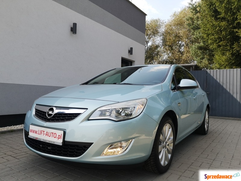 Opel Astra 2010,  1.6 benzyna - Na sprzedaż za 22 900 zł - Strzegom
