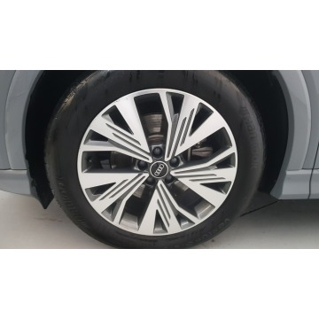 Audi Q4  SUV 2023 elektryczny, automat - Na sprzedaż za 139 700 zł - Warszawa - zdjęcie 9