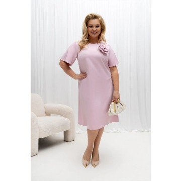 Pudrowo - różowa trapezowa sukienka Ivone z ręcznie szytym kwiatem PLUS SIZE XXL OVERSIZE WIOSNA