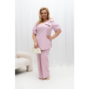 Pudrowo - różowy komplet damski Vanda | Tunika z kokardą i spodnie z prostą nogawką PLUS SIZE XXL OV