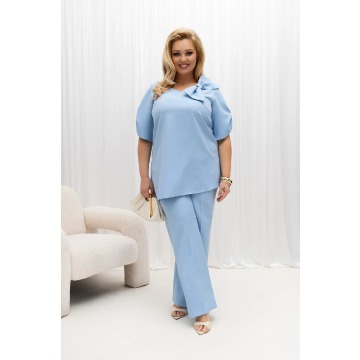 Jasnoniebieski komplet damski Vanda | Tunika z kokardą i spodnie z prostą nogawką PLUS SIZE XXL OVER