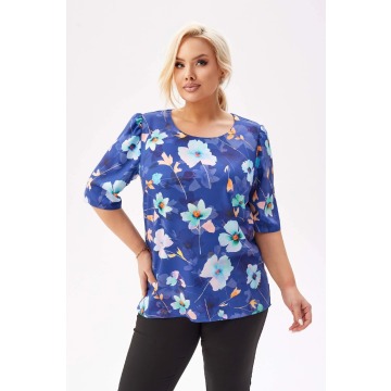 Bluzka Spring z krótkim rękawem i lekką bufką w jasnym odcieniu granatu w kwiaty PLUS SIZE XXL