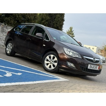 Opel Astra  Kombi 2011,  1.4 benzyna - Na sprzedaż za 23 700 zł - Knurów - zdjęcie 2