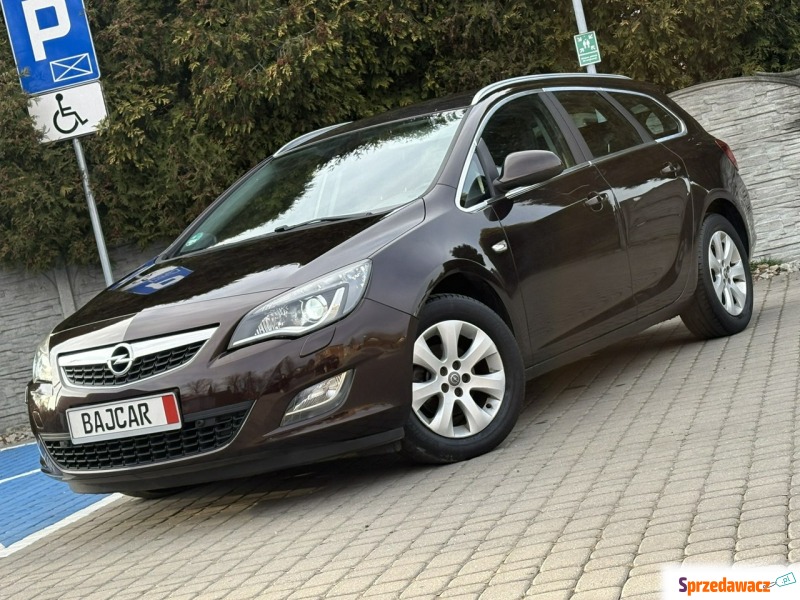 Opel Astra  Kombi 2011,  1.4 benzyna - Na sprzedaż za 23 700 zł - Knurów