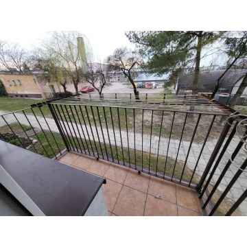 WYREMONTOWANA KAWALERKA NA PARTERZE – 36 m² | Cheł
