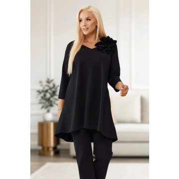 Asymetryczna czarna tunika Florina z wydłużonym tyłem i odpinanym kwiatem PLUS SIZE XXL OVERSIZE JES