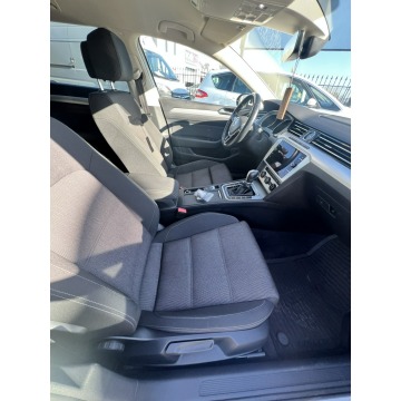 Volkswagen Passat 2018,  2.0 diesel, automat - Na sprzedaż za 56 900 zł - Słupsk - zdjęcie 8