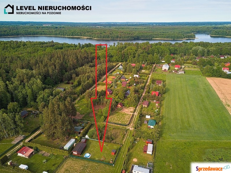Działka nad jeziorem z domkiem