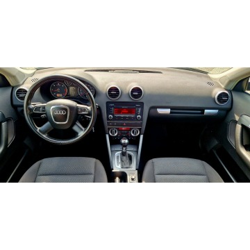 Audi A3  Hatchback 2010,  1.6 diesel, automat - Na sprzedaż za 29 900 zł - Zduńska Wola - zdjęcie 8