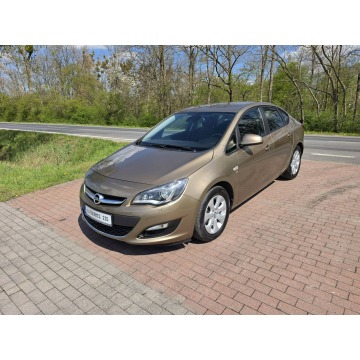 Opel Astra Sedan 1,4 benzynka w pięknym kolorze niski przebieg 117 tys