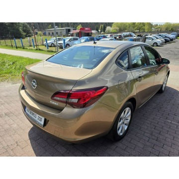 Opel Astra  Liftback 2014,  1.4 benzyna - Na sprzedaż za 25 900 zł - Cielcza - zdjęcie 8