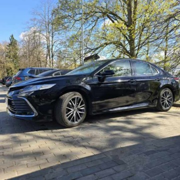 Toyota Camry  Sedan/Limuzyna 2023,  2.5 hybryda, automat - Na sprzedaż za 139 900 zł - Szczecinek - zdjęcie 2