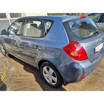 Kia Ceed  Hatchback 2007,  1.6 diesel - Na sprzedaż za 3 999,00 zł - Fasty - zdjęcie 6