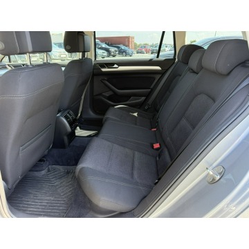 Volkswagen Passat  Kombi 2019,  2.0 diesel, automat - Na sprzedaż za 59 900 zł - Wrocław - zdjęcie 12