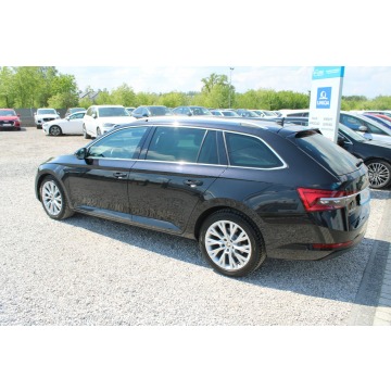 Skoda Superb  Kombi 2021,  2.0 diesel, automat - Na sprzedaż za 92 899 zł - Warszawa - zdjęcie 9