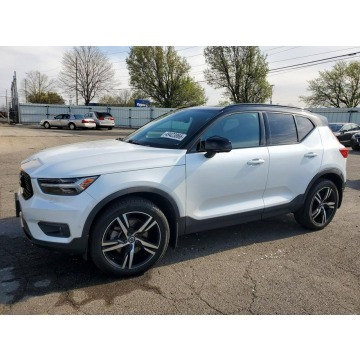 Volvo XC 40 - AWD / R-DESIGN / niski przebieg