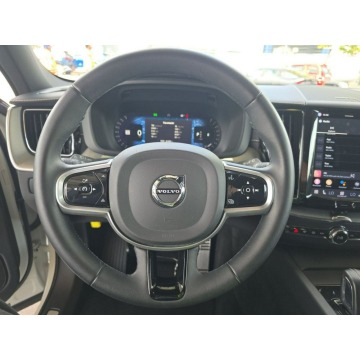 Volvo   SUV 2022,  2.0 benzyna, automat - Na sprzedaż za 69 000 zł - Warszawa - zdjęcie 9