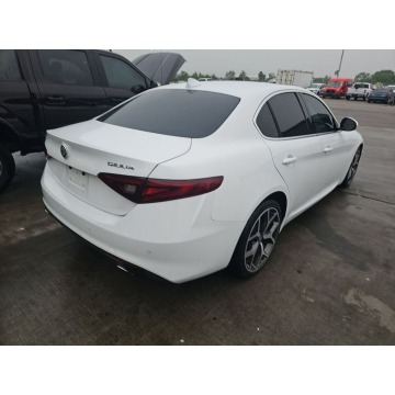 Alfa Romeo Giulia  Sedan/Limuzyna 2019,  2.0 benzyna, automat - Na sprzedaż za 30 000 zł - Warszawa - zdjęcie 4