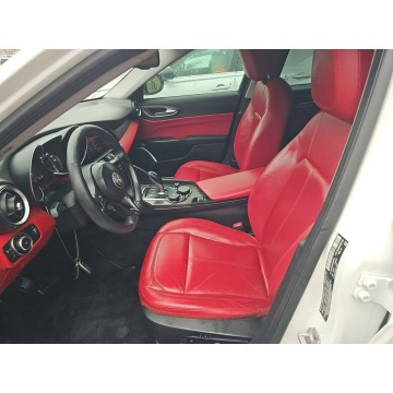 Alfa Romeo Giulia  Sedan/Limuzyna 2019,  2.0 benzyna, automat - Na sprzedaż za 30 000 zł - Warszawa - zdjęcie 8