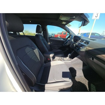 Volkswagen Tiguan  SUV 2022,  2.0 benzyna, automat - Na sprzedaż za 38 000 zł - Tarnów - zdjęcie 8
