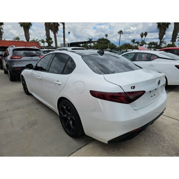 Alfa Romeo Giulia  Sedan/Limuzyna 2019,  2.0 benzyna, automat - Na sprzedaż za 30 000 zł - Tarnów - zdjęcie 5