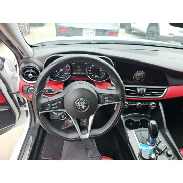 Alfa Romeo Giulia  Sedan/Limuzyna 2019,  2.0 benzyna, automat - Na sprzedaż za 30 000 zł - Tarnów - zdjęcie 8