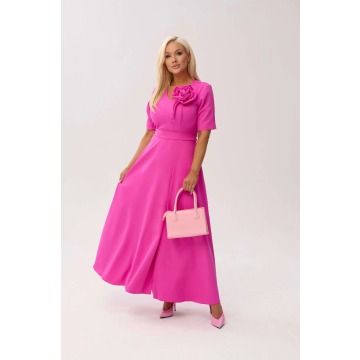 Sukienka MAXI Mirabella w odcieniu intensywnego różu z odpinanym kwiatem i kokardą OVERSIZE PLUS SIZ