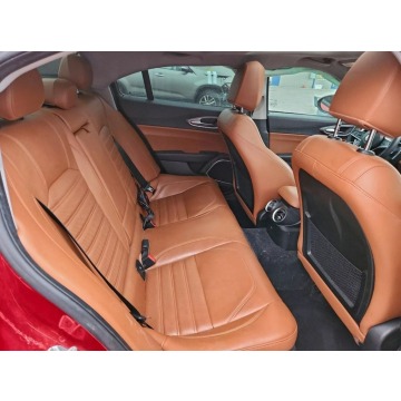 Alfa Romeo Giulia  Sedan/Limuzyna 2018,  2.0 benzyna, automat - Na sprzedaż za 29 000 zł - Tarnów - zdjęcie 9