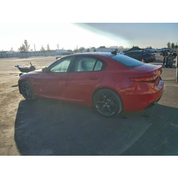 Alfa Romeo Giulia  Sedan/Limuzyna 2018,  2.0 benzyna, automat - Na sprzedaż za 29 000 zł - Tarnów - zdjęcie 5