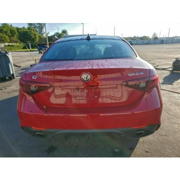 Alfa Romeo Giulia  Sedan/Limuzyna 2018,  2.0 benzyna, automat - Na sprzedaż za 29 000 zł - Tarnów - zdjęcie 6