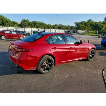 Alfa Romeo Giulia  Sedan/Limuzyna 2018,  2.0 benzyna, automat - Na sprzedaż za 29 000 zł - Tarnów - zdjęcie 4
