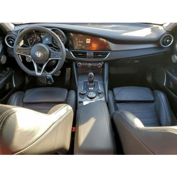 Alfa Romeo Giulia  Sedan/Limuzyna 2018,  2.0 benzyna, automat - Na sprzedaż za 29 000 zł - Tarnów - zdjęcie 8